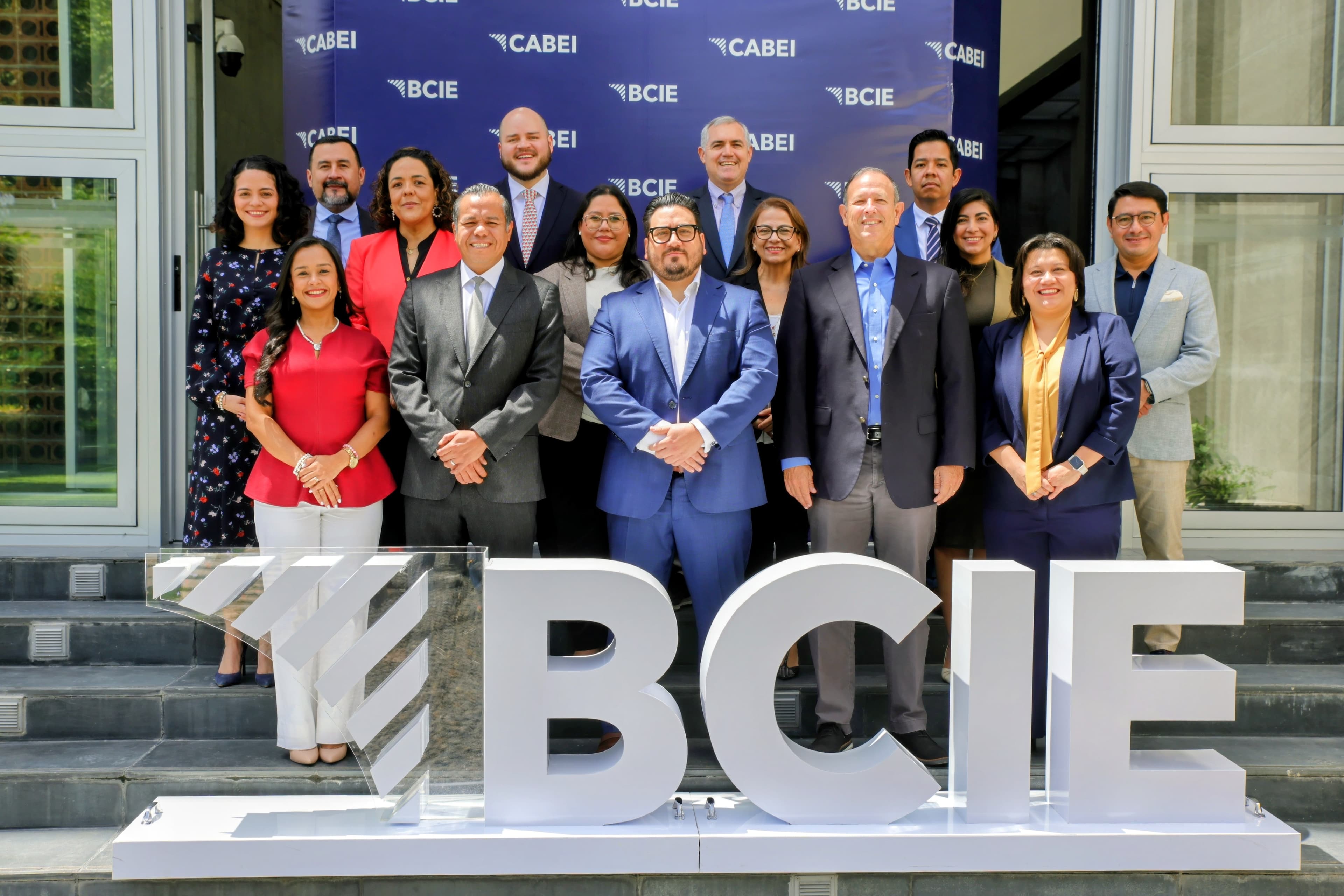 Con respaldo del BCIE, Banco Hipotecario en El Salvador profundiza su compromiso con la sostenibilidad 