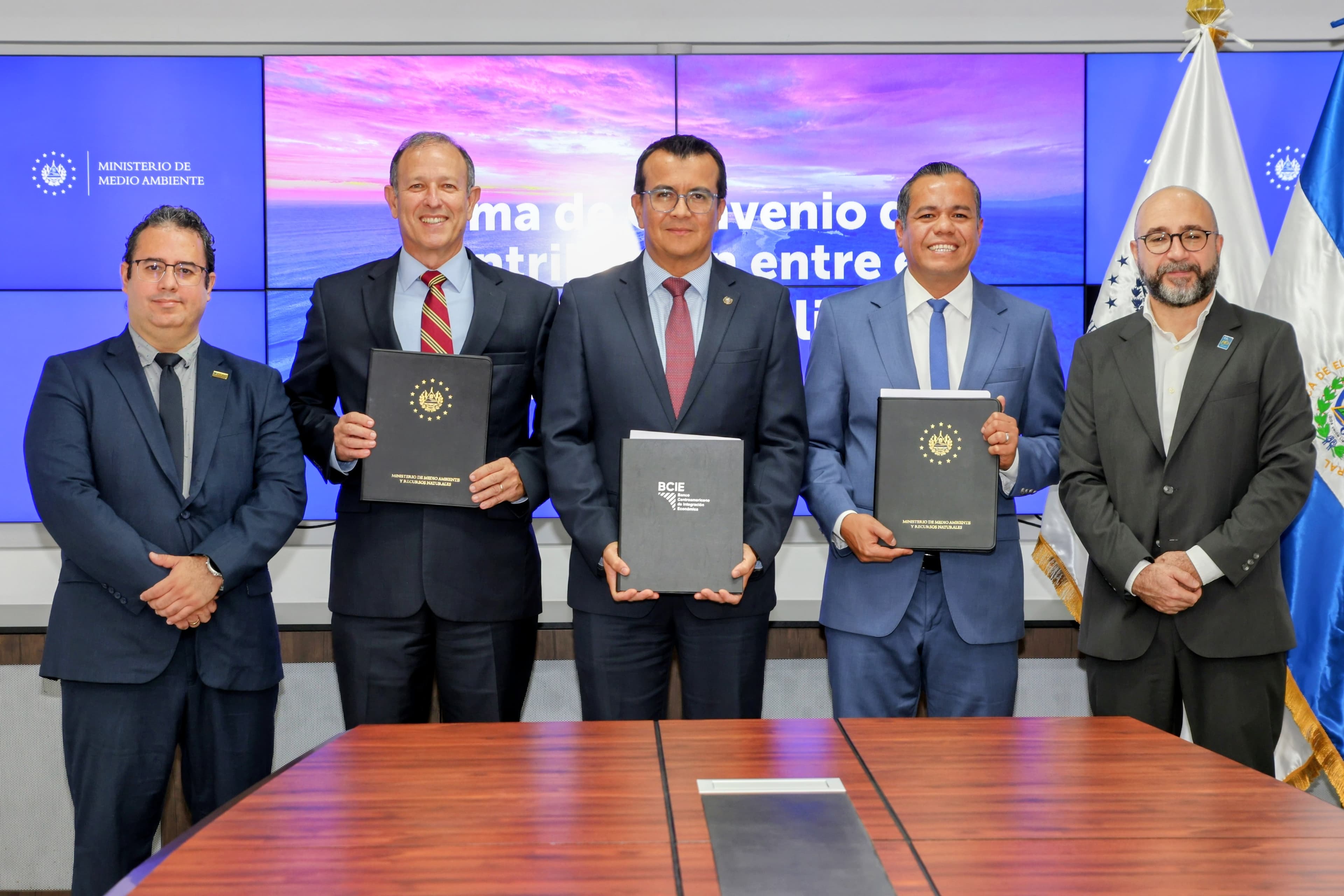 BCIE y MARN firman convenio para iniciar implementación de programa de resiliencia climática en El Salvador