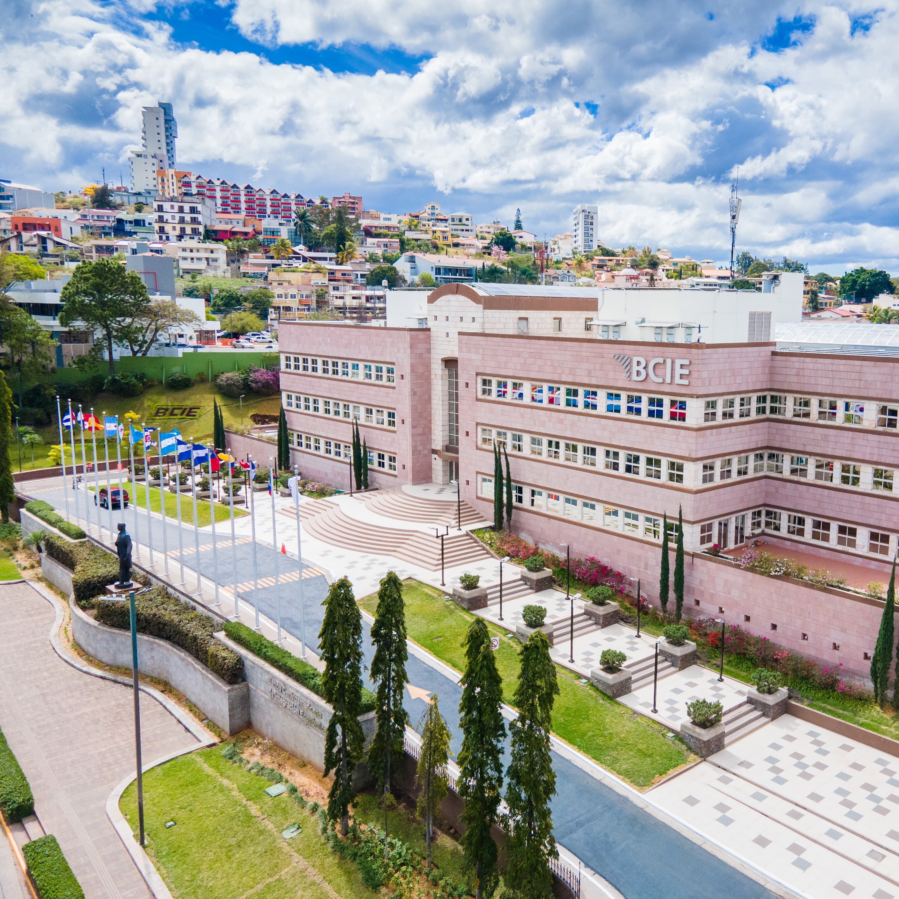 El BCIE debuta en el mercado de libras esterlinas