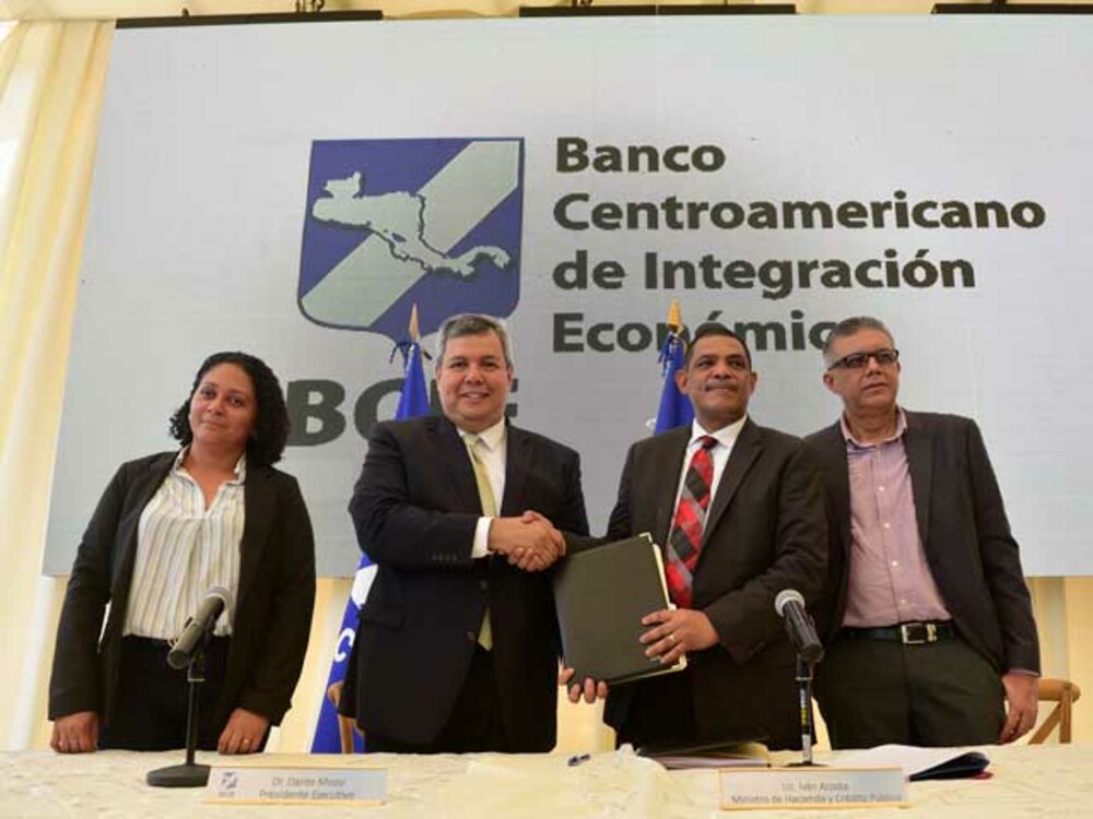 Los convenios fueron firmados por el Ministro de Hacienda y Crédito Público Iván Acosta y el Presidente Ejecutivo del BCIE, Dr. Dante Mossi.