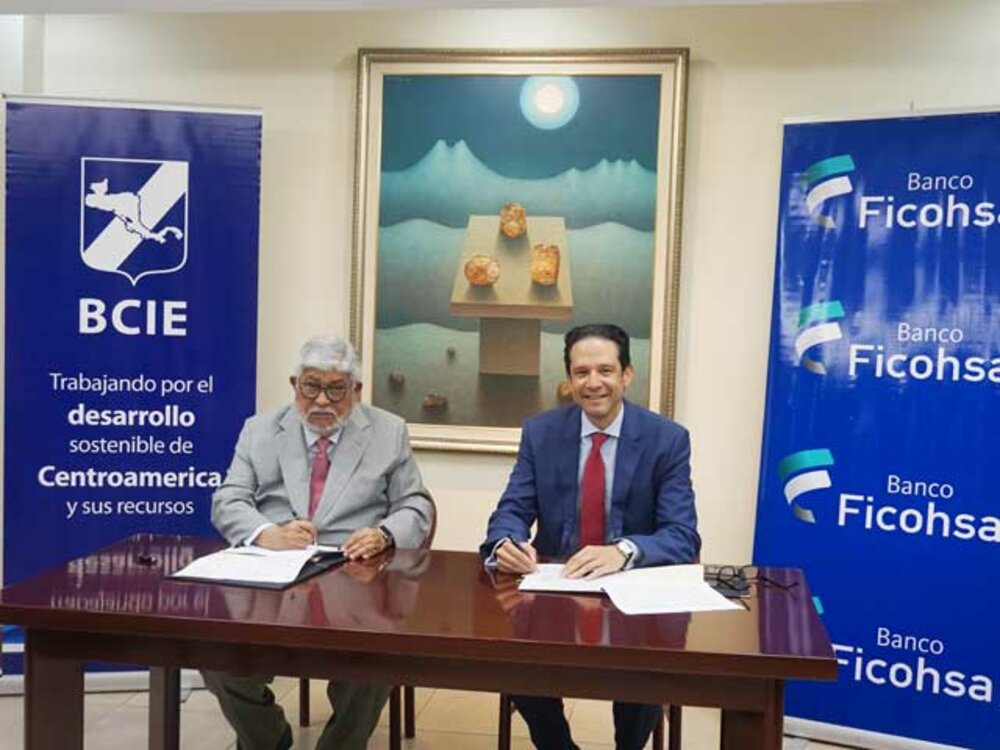 Rubricaron el contrato el Director por Nicaragua ante el BCIE, Dr. Silvio Conrado Gómez y el Gerente General de Banco Ficohsa Nicaragua, Marco Antonio López.