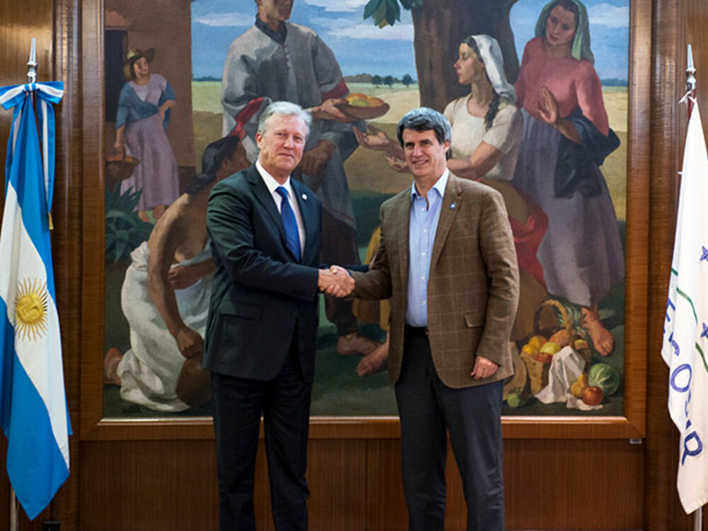 El Presidente del BCIE, Nick Rischbieth junto al Ministro de Hacienda y Finanzas Públicas de Argentina, Alfonso Prat-Gay