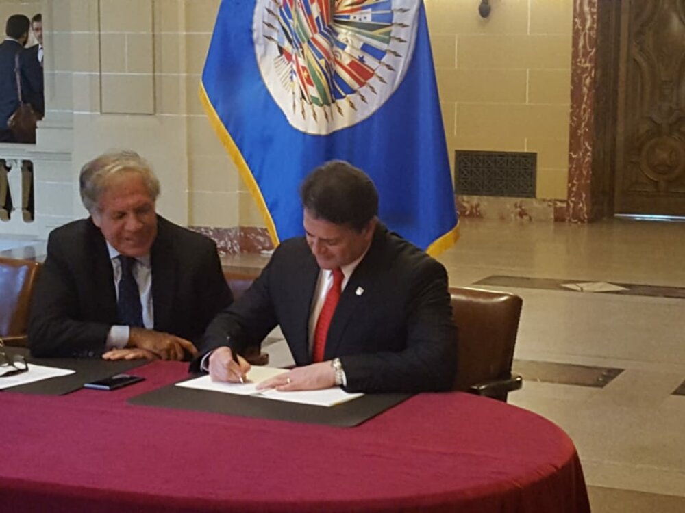Firmaron el memorando de entendimiento el Vicepresidente Ejecutivo del BCIE, Abogado Alejandro Rodríguez y el Secretario General de la OEA, Luis Almagro.