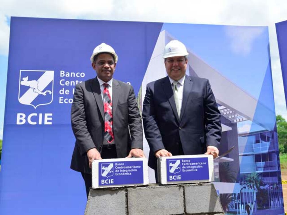 El Ministro de Hacienda y Crédito Público Iván Acosta y el Presidente Ejecutivo del BCIE, Dr. Dante Mossi, en el acto de colocación de primera piedra del edificio del BCIE.