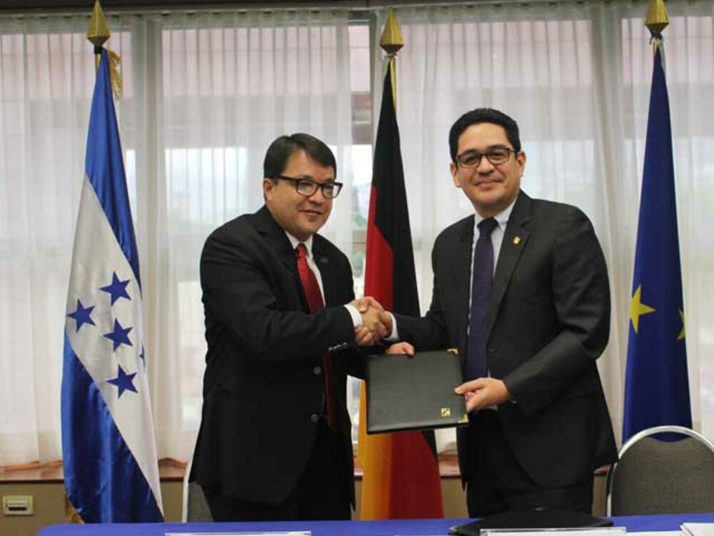 El Gerente del País BCIE Honduras a.i., Licenciado Manuel Torres y el Rector de la UNITEC Dr. Marlon Brevé firmaron el convenio de cooperación técnica.