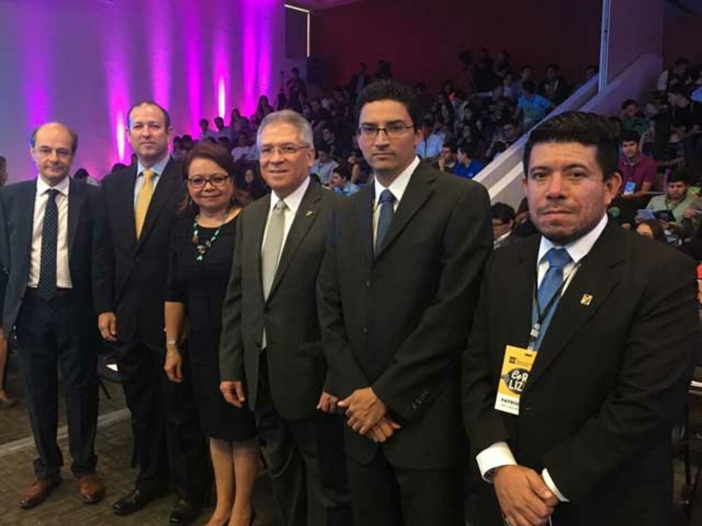 Parte del equipo de colaboradores del BCIE en El Salvador durante la inauguración del evento.