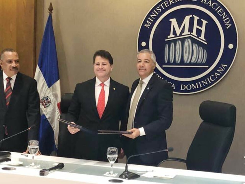El Vicepresidente Ejecutivo, Abogado Alejandro Rodríguez Zamora y el Ministro de Hacienda de la República Dominicana, Donald Guerrero Ortiz, firmaron el convenio de crédito.