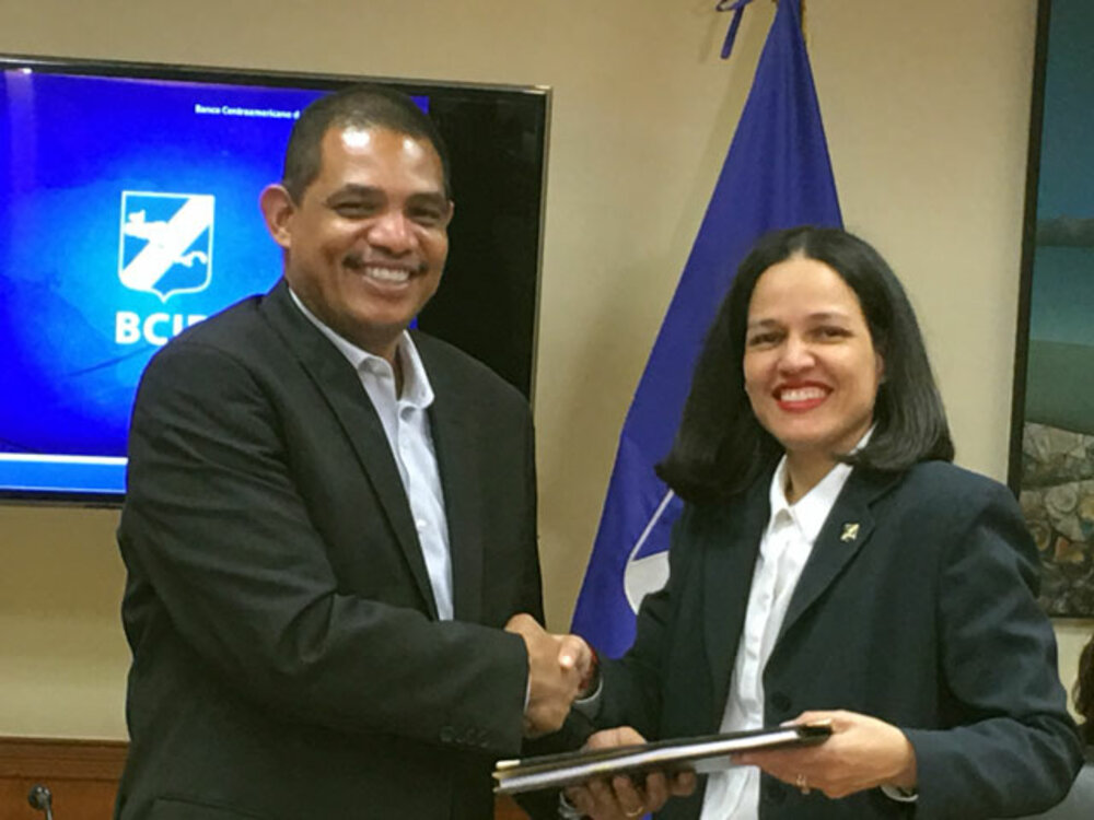 Firmaron los contratos por el Gobierno de Nicaragua el Ministro de Hacienda y Crédito Público licenciado Iván Acosta y por el BCIE la Gerente de País licenciada Edda Magaly Meléndez.