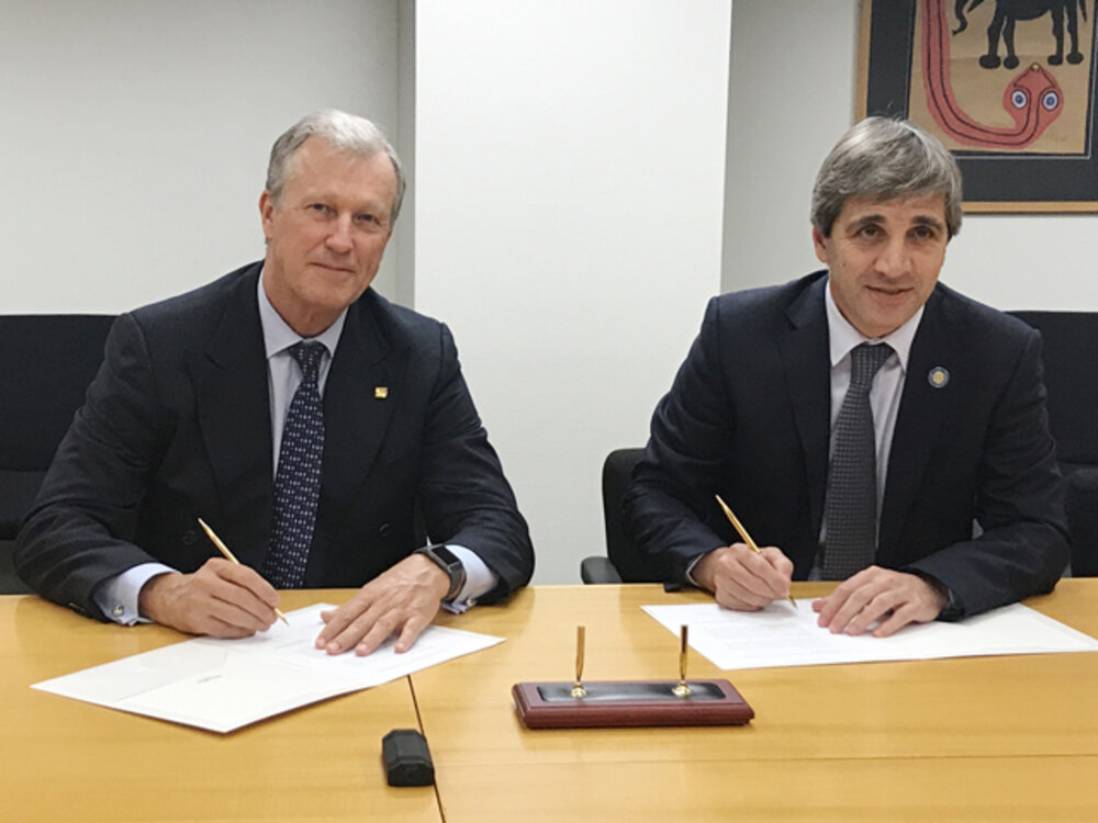 Firmaron los préstamos el Presidente Ejecutivo del BCIE, Dr. Nick Rischbieth y el Ministro de Finanzas de Argentina, Luis Caputo.