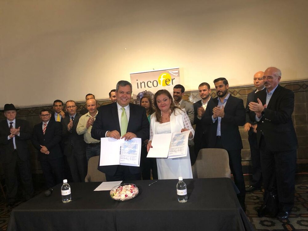 Rubricaron el acuerdo la Presidenta del INCOFER, Elizabeth Briceño y el Presidente Ejecutivo el BCIE, Dr. Dante Mossi.