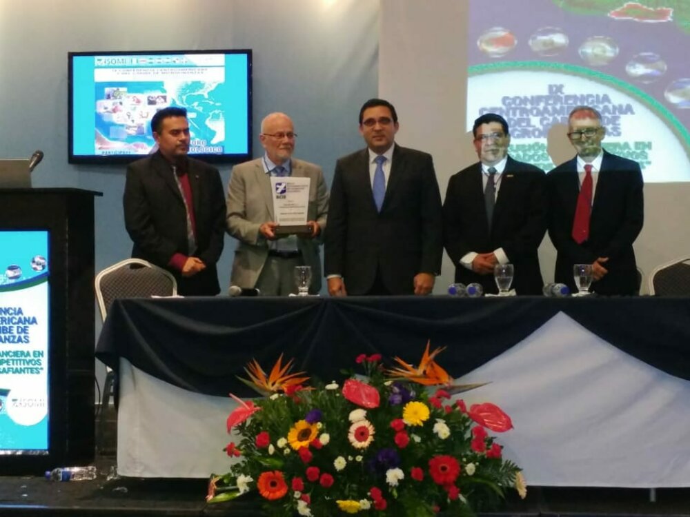 El Director BCIE por El Salvador, Guillermo Funes, entregó el galardón al Gerente de Antares Fund, Alejandro Silva;  en compañía del Coordinador de Financiamiento para las Mayorías del BCIE, Sergio Aviles, el Presidente de REDCAMIF, Carlos Rojas y el Presidente de ASOMI, Jorge Pozo.