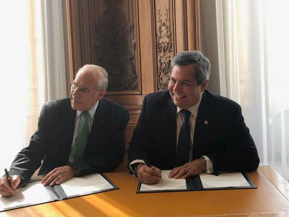 Firmaron el acuerdo el Presidente Ejecutivo del BCIE Dr. Dante Mossi y el Secretario General de OCDE, Sr. Angel Gurrí.