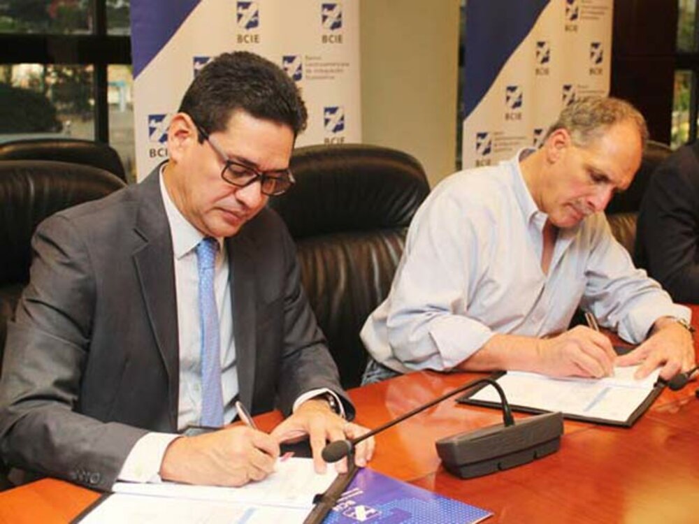 Rubricaron el acuerdo el Gerente de País Honduras por el BCIE, Manuel Torres y el alcalde de Tegucigalpa Nasry Asfura.