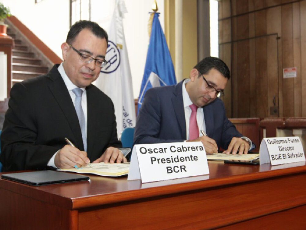 Rubricaron el contrato el Presidente del BCR, Dr. Óscar Cabrera y el Director de El Salvador por el BCIE, Licenciado Guillermo Funes.