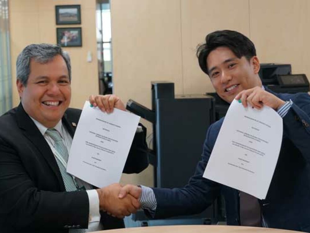 Por el BCIE firmó el Presidente Ejecutivo, Dr. Dante Mossi y por el FVC firmó el Sr. Daisuke Hiroshi, Oficial a Cargo de la Unidad Independiente de Evaluación.