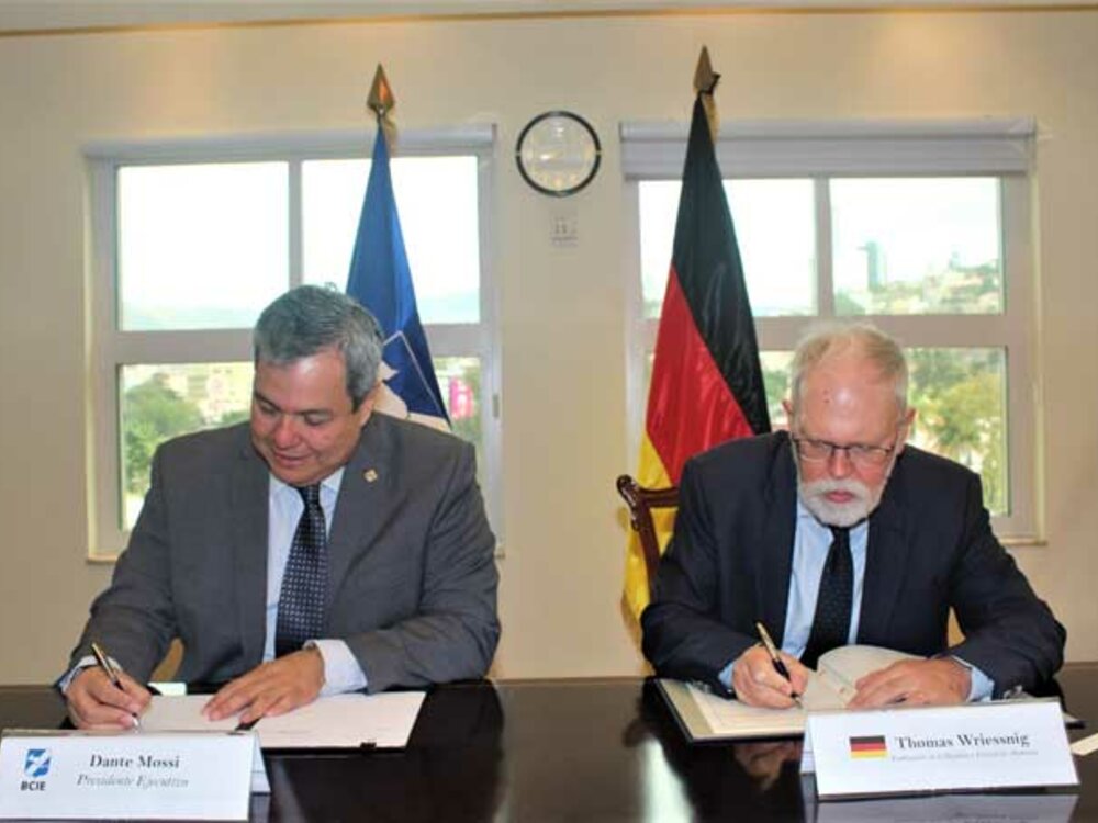 The agreement was signed by CABEI Executive President, Dr. Dante Mossi, and German Ambassador to Honduras, Thomas Wriessnig.