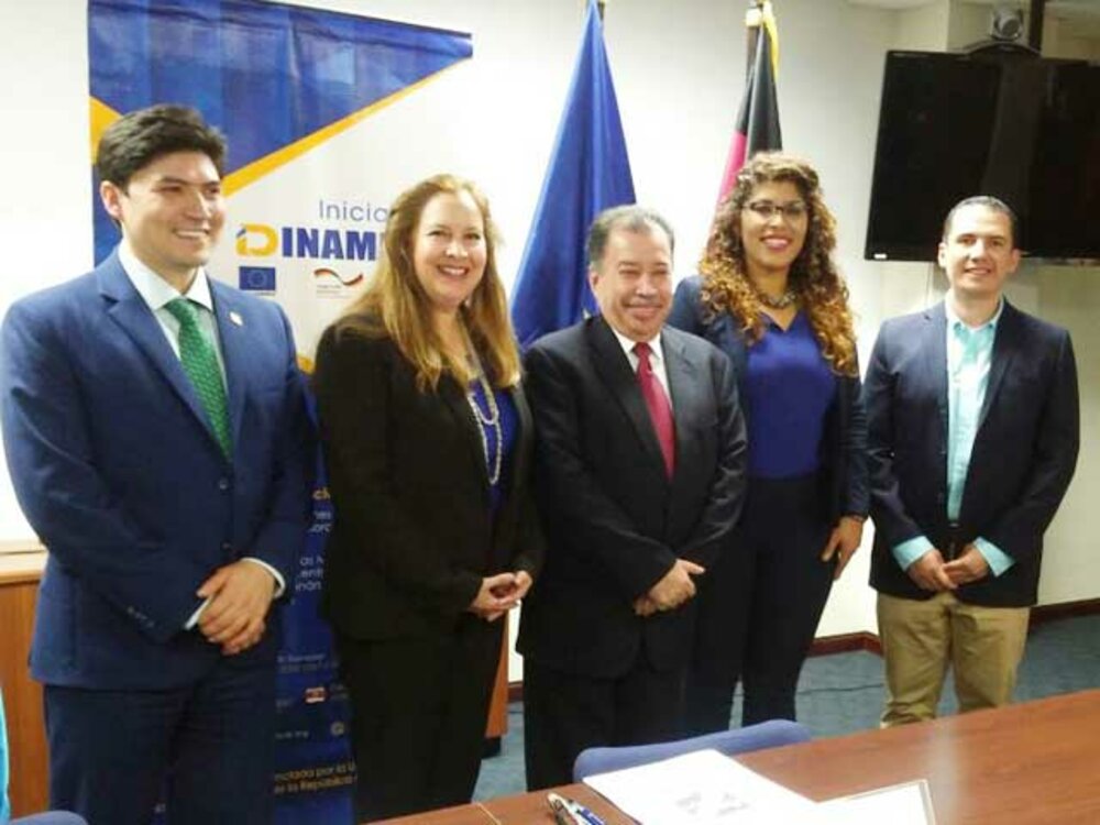 Firmaron el convenio el Director por Guatemala ante el BCIE, José Carlos Castañeda y la Representante Legal de PRODETUR, Lucía María Barreda Valenzuela.