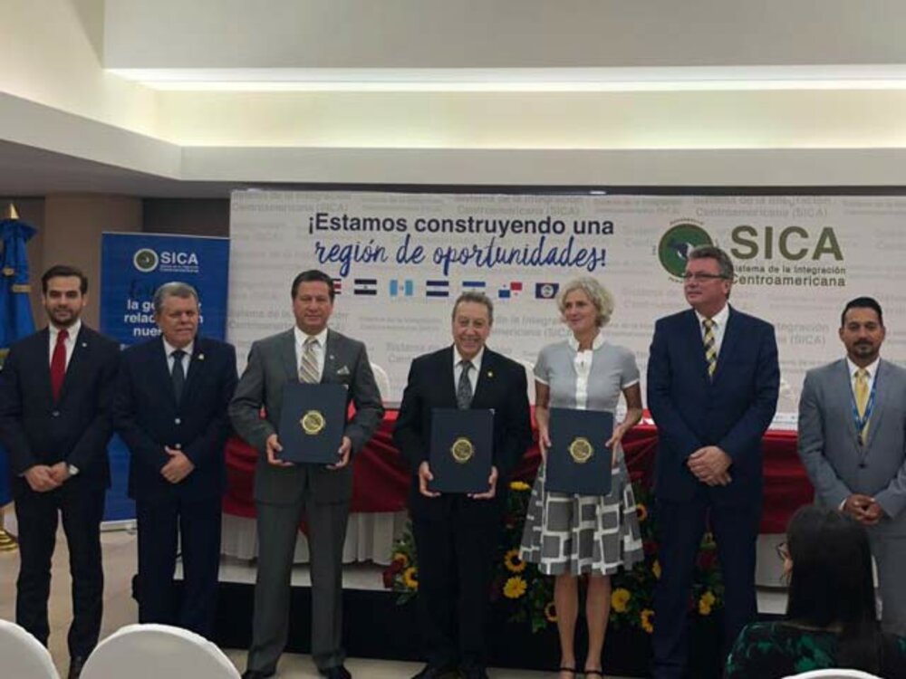 The agreement was signed by Horacio Leiva, CABEI Country and Sector Manager; Vinicio Cerezo, Secretary General of the Central American Integration System (SICA); and Ulrike Metzger, Head of the Central America, Caribbean and Mexico Division of the German Federal Ministry for Economic Cooperation and Development. 