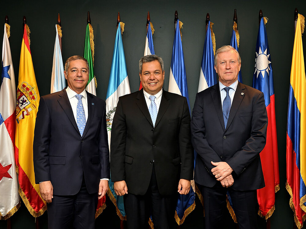 El Presidente de la Asamblea de Gobernadores, el Ministro de Hacienda de la República Dominicana Donald Guerrero; el Presidente Ejecutivo electo Dr. Dante Mossi y el Presidente Ejecutivo del BCIE, Nick Rischbieth.