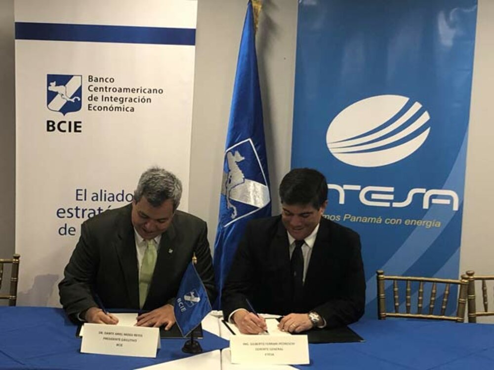 Rubricaron el contrato el Presidente Ejecutivo de BCIE, Dr. Dante Mossi y el Gerente General de ETESA, Ingeniero Gilberto Ferrari Pedreschi.