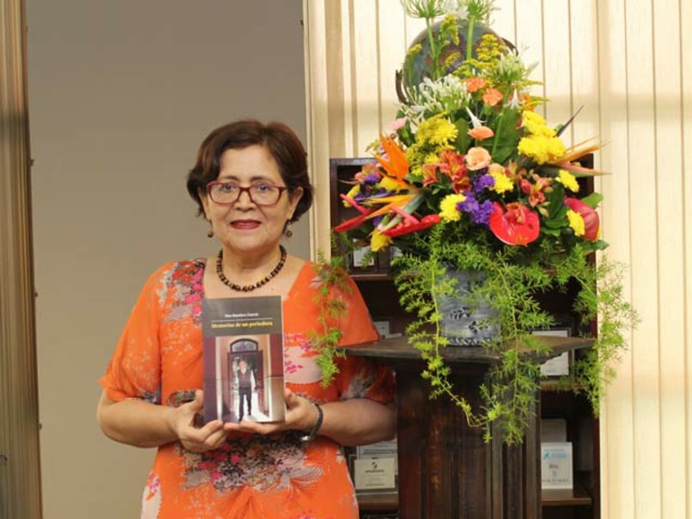 La beciana explicó que su libro narra las vivencias de su esposo Mario Hernán Ramírez, periodista, escritor e historiador hondureño.