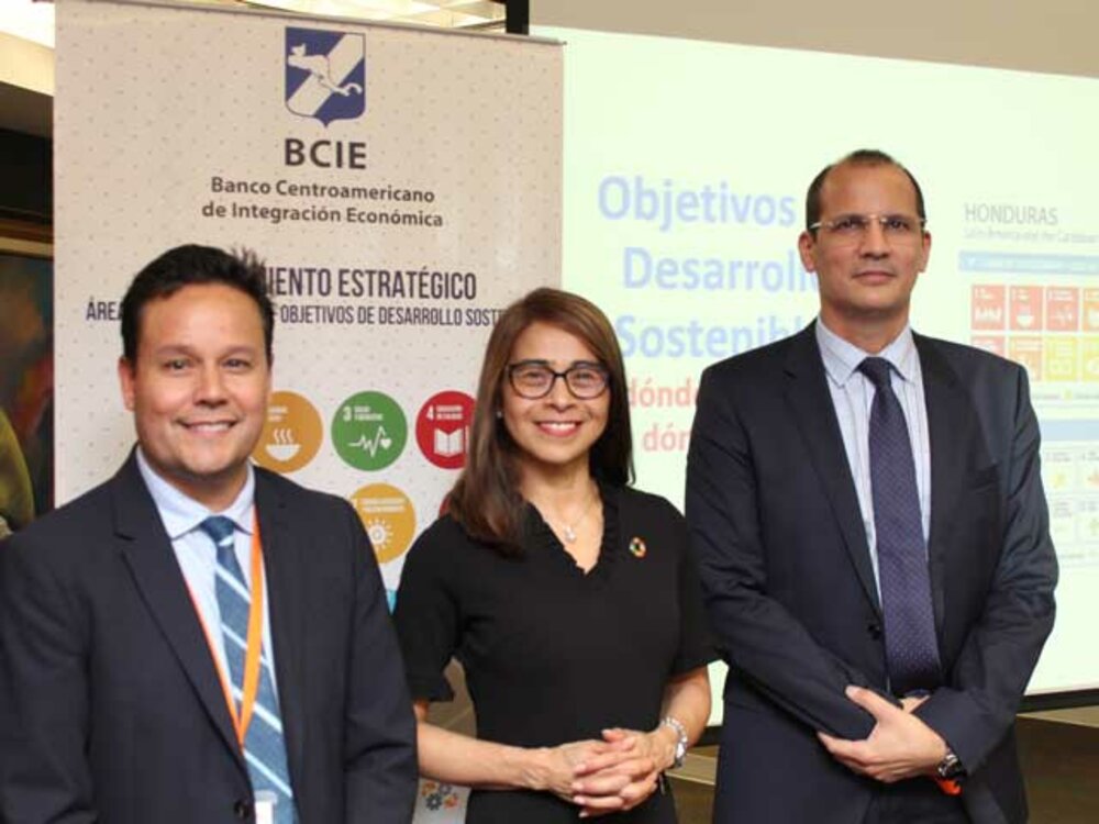 El economista George Gray Molina, la encargada de la Vicepresidencia Ejecutiva del BCIE, Nadia Baldelomar y Richard Barathe, Representante Residente del PNUD.