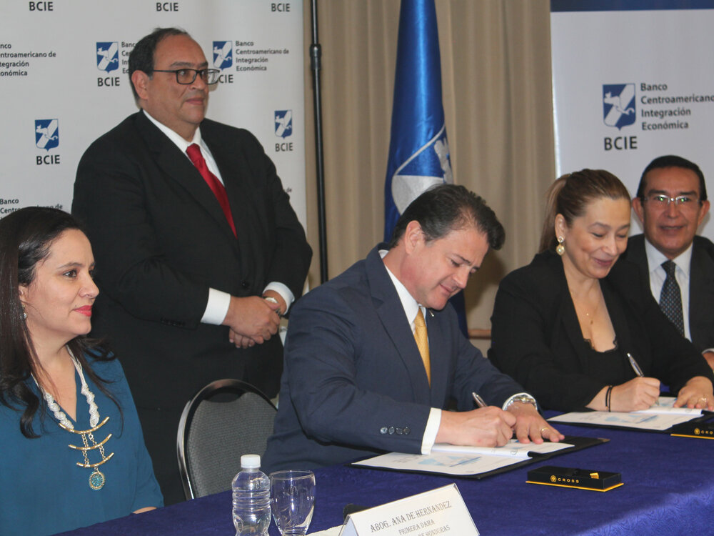 Suscribieron el acuerdo el Vicepresidente Ejecutivo del BCIE, Abogado Alejandro Rodríguez y la Ministra de Finanzas, Rocío Tabora, sirvió como testigo de honor, la Primera Dama de la República de Honduras, Ana García de Hernández.