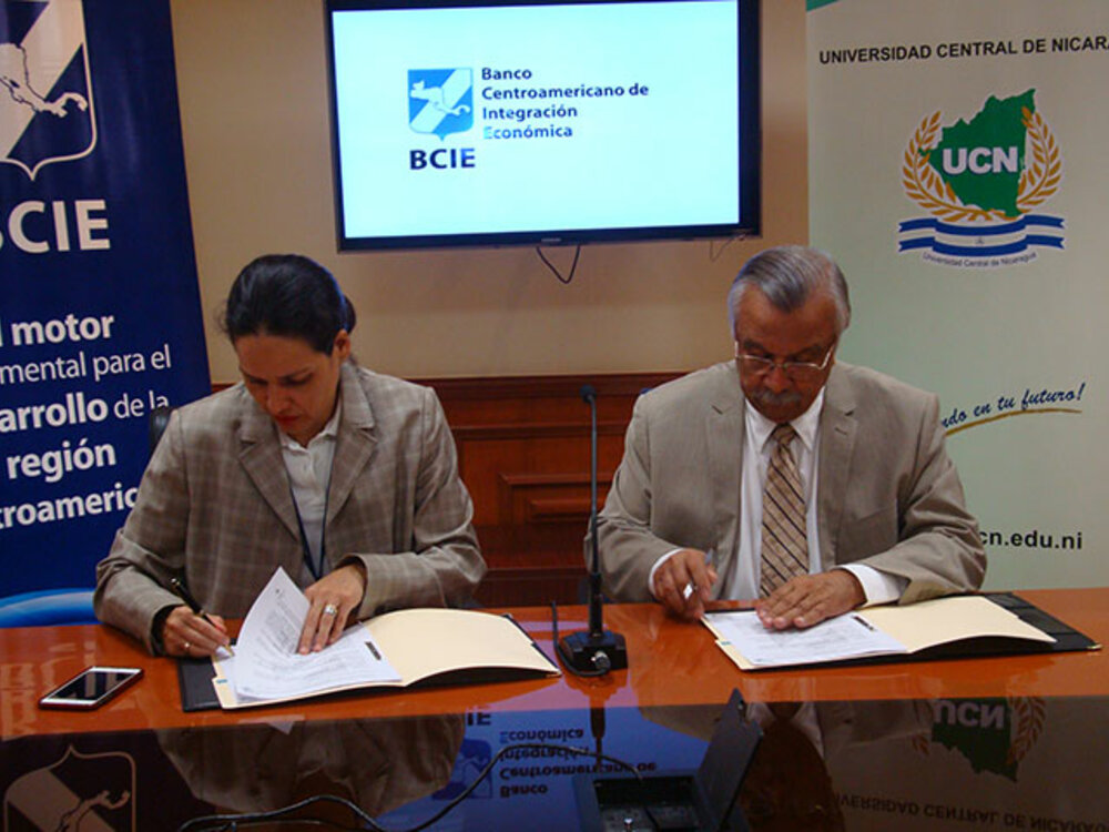 Firmaron el acuerdo el Presidente y Representante Legal de la UCN Francisco López Pérez y la Gerente de BCIE por Nicaragua Edda Magaly Meléndez.
