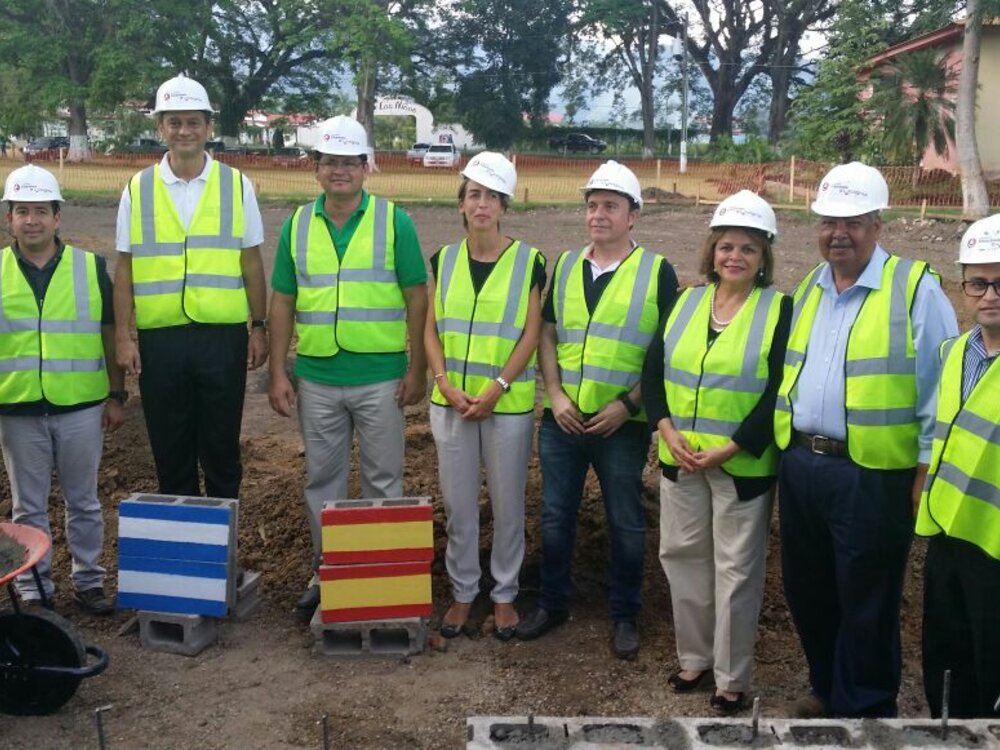 Acompañaron el evento representantes de los Gobiernos de Honduras y España, autoridades del BCIE, de la UNA FOTESIM y de las empresas constructoras del proyecto.
