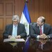 Firmaron los acuerdos de préstamo el Oficial Jefe de País, Raúl Castaneda Trabanino y el Presidente del BCR, Carlos Federico Paredes.