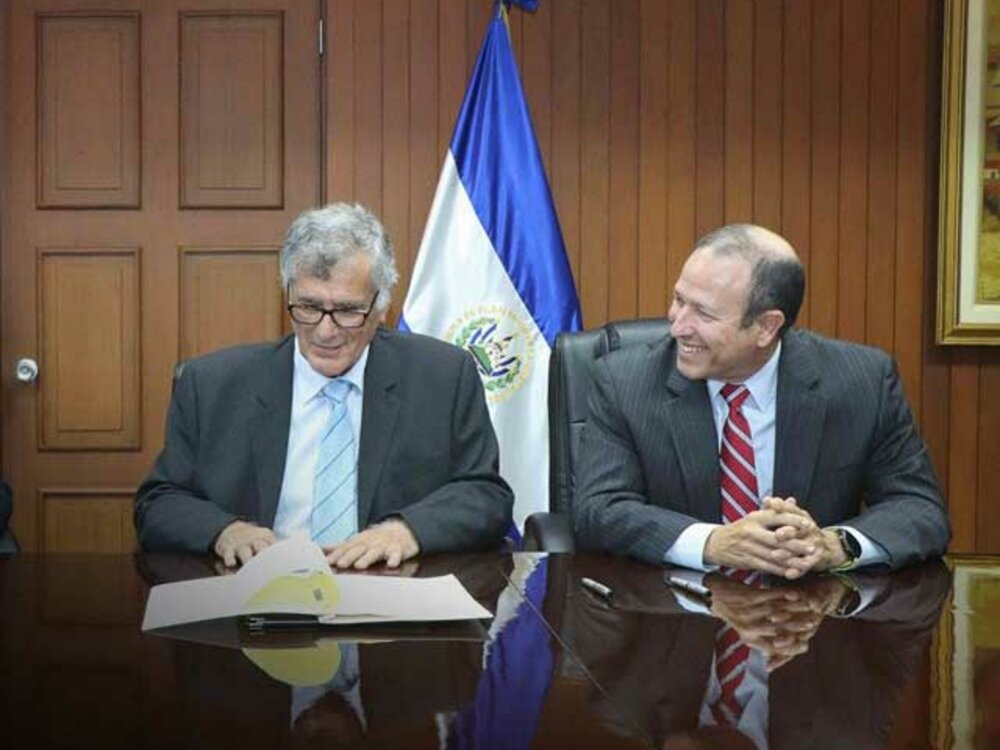 Firmaron los acuerdos de préstamo el Oficial Jefe de País, Raúl Castaneda Trabanino y el Presidente del BCR, Carlos Federico Paredes.